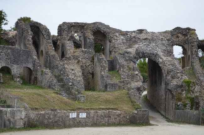 Vestiges des arènes de Saintes