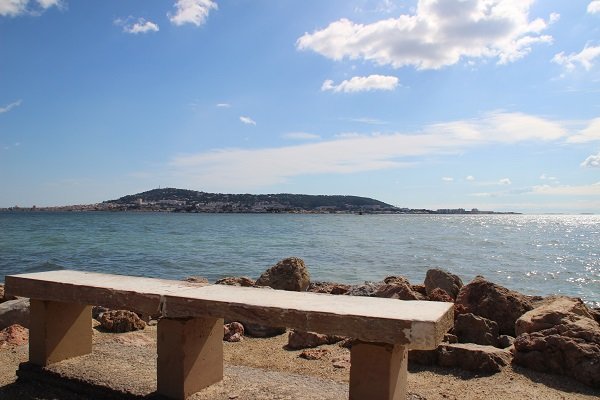 Promenade au bord de l'étang de Thau à Balaruc les Bains à proximité de la cure thermale