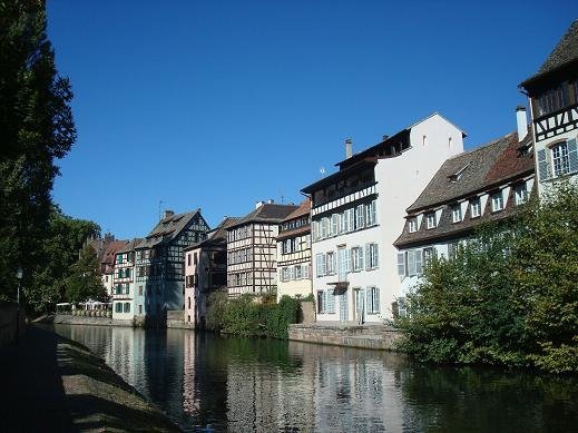 Maisons typiques à Strasbourg sur les rives de l'Ill - Petite France