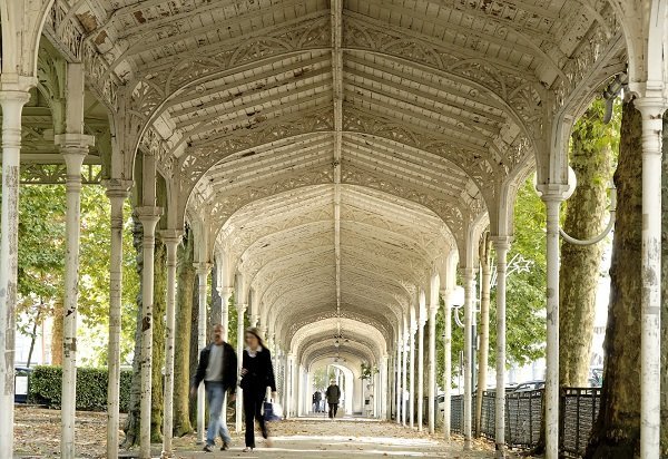 Le passage dans le centre thermal de Vichy utilisé par les buveurs d'eau