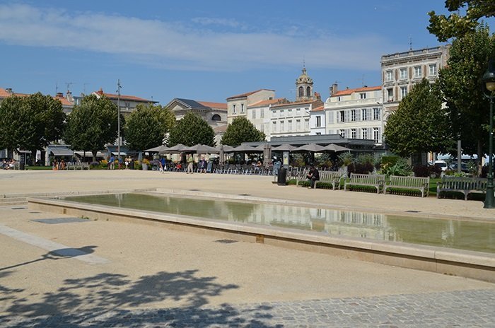 Place avec des restaurants dans le centre historique de Rochefort