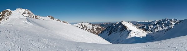 Vue panoramique avec neige sur les Pyrénées et sur le pic du Midi (sur la gauche)