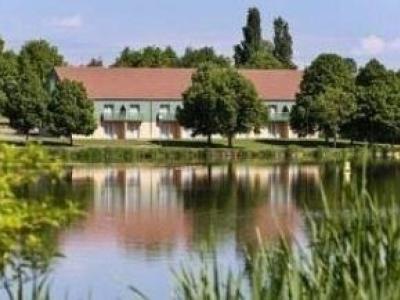 Photo Hôtel sur la rive de l'étang de Garnot à Bourbon-Lancy Photo Hôtel sur la rive de l'étang de Garnot à Bourbon-Lancy
