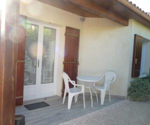 Photo Studio en rez de jardin à 1 km des cures de Jonzac
