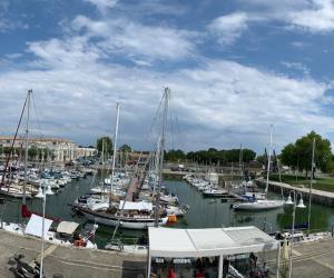 Photo 2 pièces à Rochefort avec vue sur le port de plaisance et parking