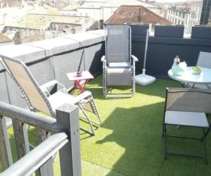 Photo Très joli appartement *** avec terrasse sur les toits, très proche Thermes de Rochefort, AU 2EME ...