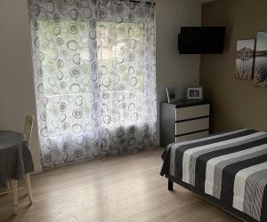 Photo Grand studio avec balcon et parking proche des thermes d'Aix-les-Bains dans une résidence avec ...
