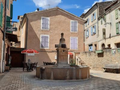 Photo Maison de village provençale avec 2 chambres et terrasse à 6min des thermes de Gréoux les Bains