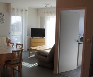 Photo Meublé sur le port de Rochefort avec 2 chambres et balcon -A20-