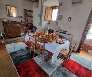 Photo Gîte de caractère au cœur d'une bâtisse médiévale historique et classée à Evaux les Bains