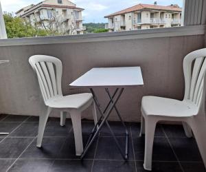 Photo T1 Bis à Gréoux les Bains proche des thermes avec balcon 2 lits en 90, balcon et parking - ...