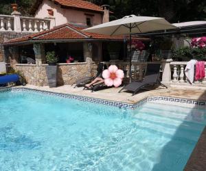 Photo 2 pièces à l'étage d'une maison avec piscine et belle terrasse pour les curistes de Digne les ...