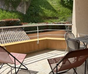 Photo Vals les Bains : appartement avec une chambre séparée, balcon et garage proche de la cure ...