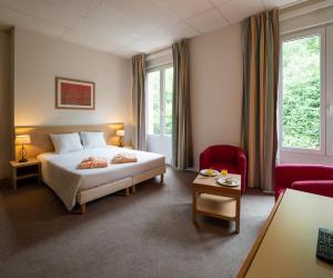 Photo Studio lit double intégré aux thermes de Bagnoles-de-l'Orne – 25 m² – Vue sur les Thermes - ...