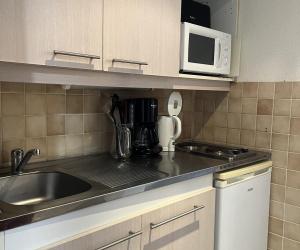 Photo Intégré aux thermes de Bagnoles-de-l'Orne - Studio lits jumeaux – 25 m² – Vue sur les ...
