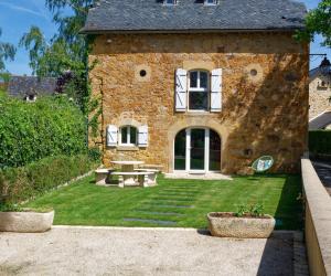 Photo Gite à Valzergues à 10 km des thermes de Cransac avec 3 chambres