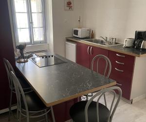 Photo Grand T1 au 1er étage à 100 mètres de la cure de Néris les Bains - n°3