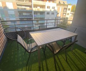 Photo 2 pièces au Bord du lac d'Aix les Bains avec balcon et lit en 160