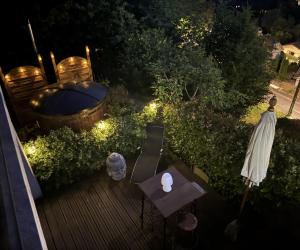 Photo 2 pièces en rez-de-chaussée avec un petit jardin/terrasse avec un bain nordique à ...